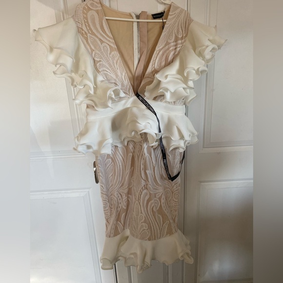 Pretty Little Thing White Lace Ruffle Plunge Midi - Picture 5 of 5